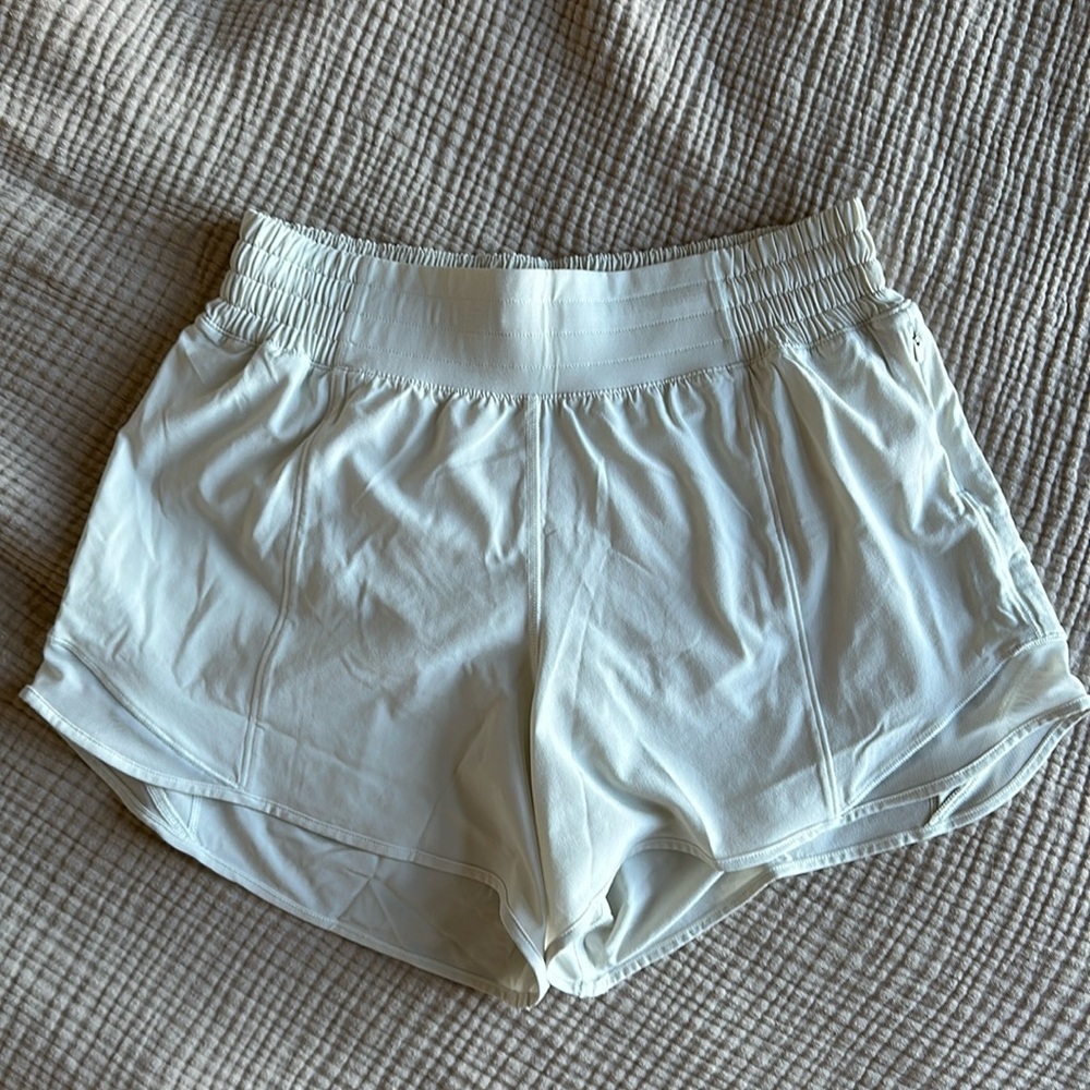 Lululemon Hotty Hot HR short 4” in Bone